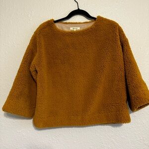 Madewell boxy fuzzy sweater. Size xs but fits a bit oversized in my opinion.